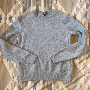 Men’s Uniqulo heather gray crew neck wool small sweater